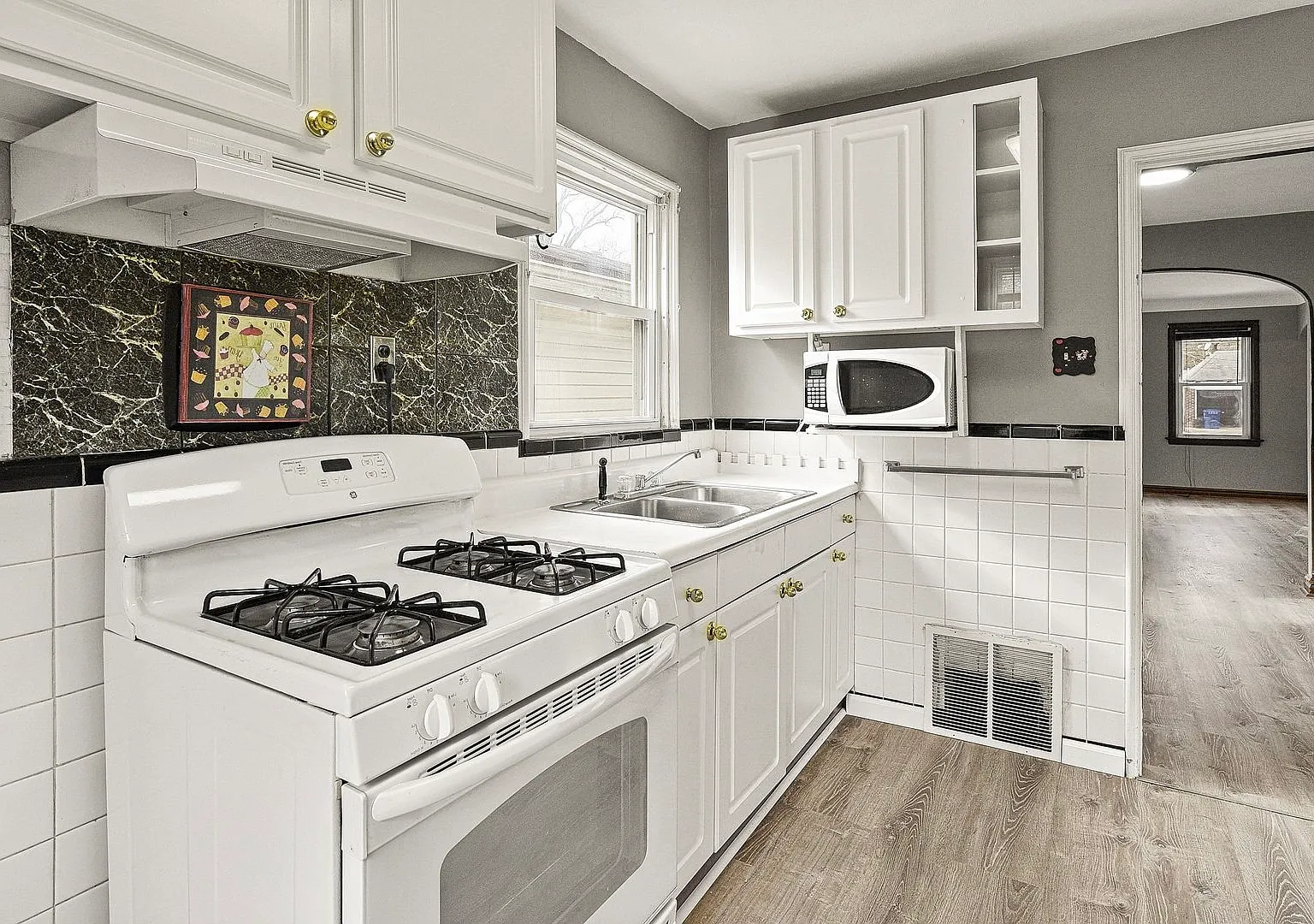 3 bed, 960 sqft, $1,090 — Photo 2