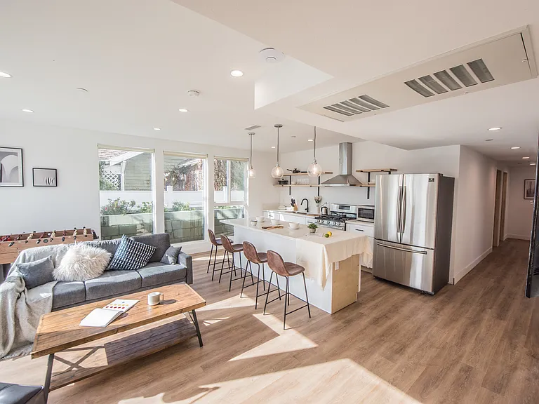 1651 W 37th Pl — Photo 10