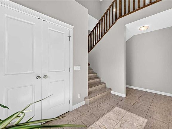 3rd image of 717 E Ranch Cres