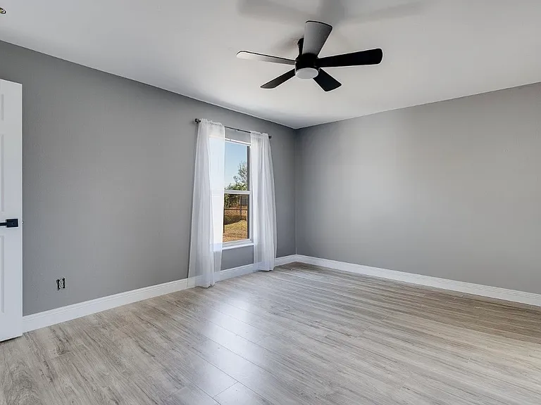 4305 NE 20th Pl — Photo 16