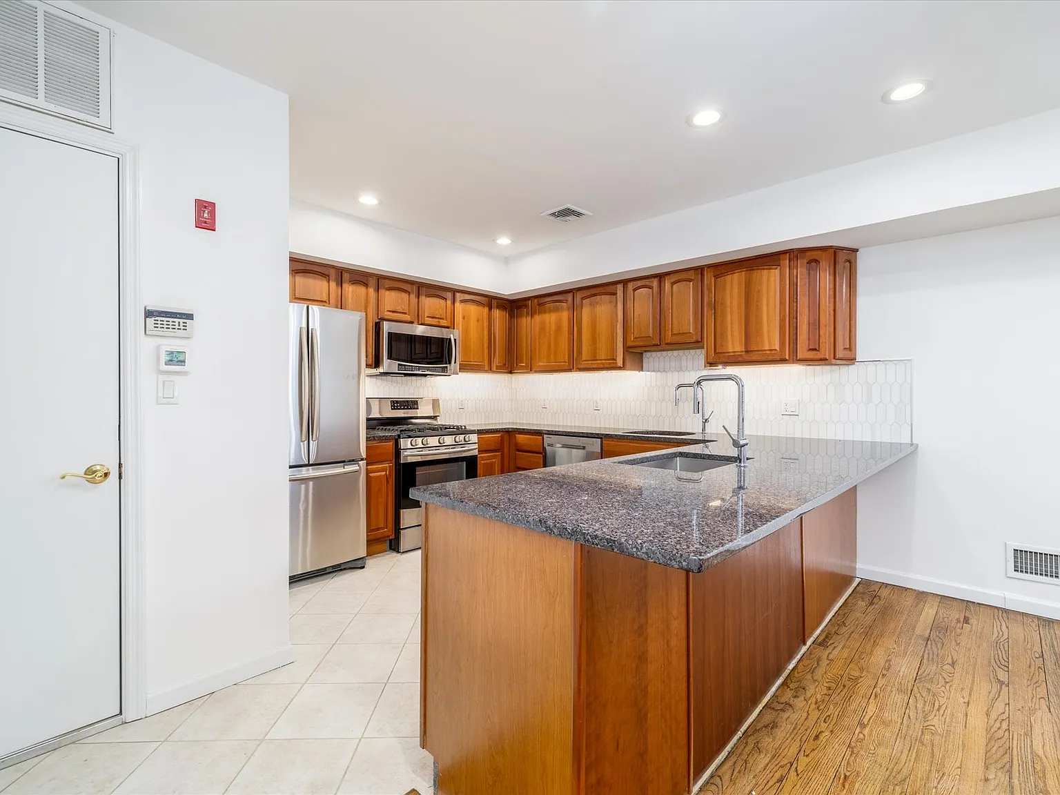 2 bed, 2.5 bath, 1500 sqft, $4,800 — Photo 2