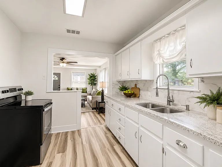 131 E Hull St — Photo 3