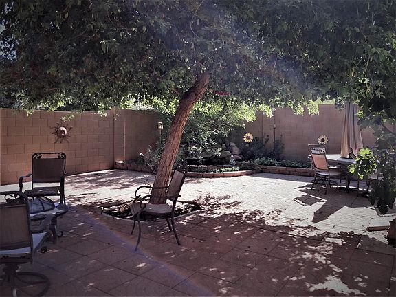 Shaded patio w/fountain