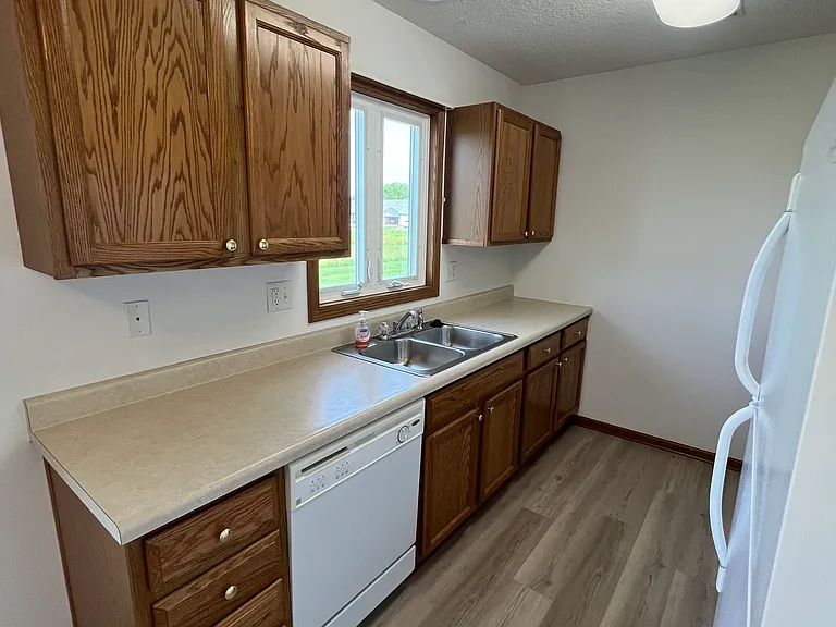 503 Larkspur Ln — Photo 5