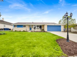 884 Arnold Ct, Des Plaines, IL 60016