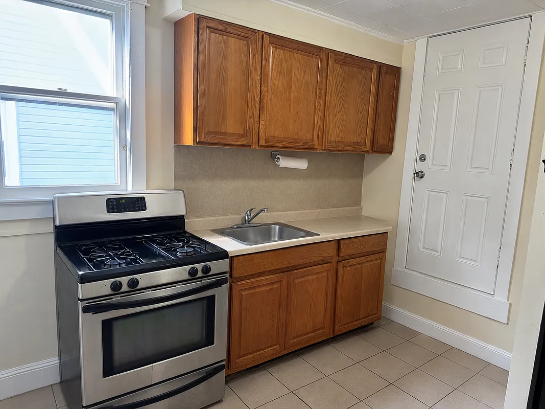 3 bed, 1.0 bath, 600 sqft, $1,500 — Photo 2