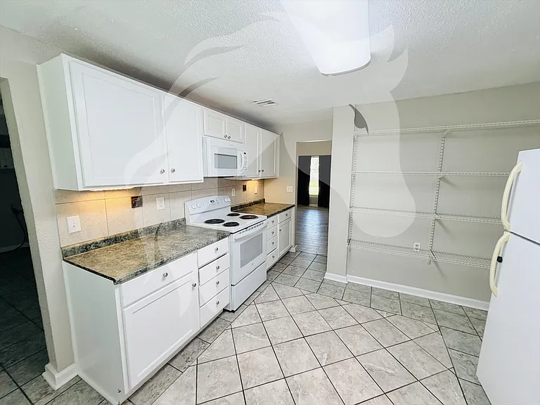 113 W Wabash Ave — Photo 4