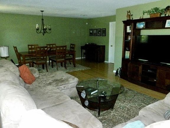 Living Rm N Hickory Valley