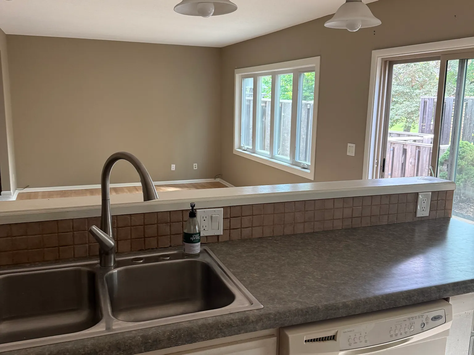 3 bed, 2.5 bath, 1742 sqft, $2,600 — Photo 2