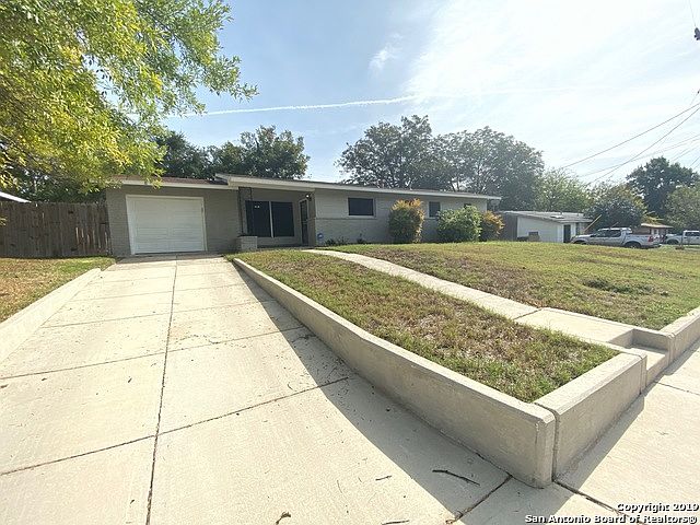 1st image of 122 Oakwood Dr