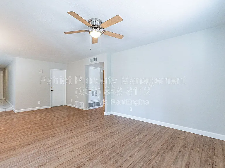 110 W Seldon Ln — Photo 16