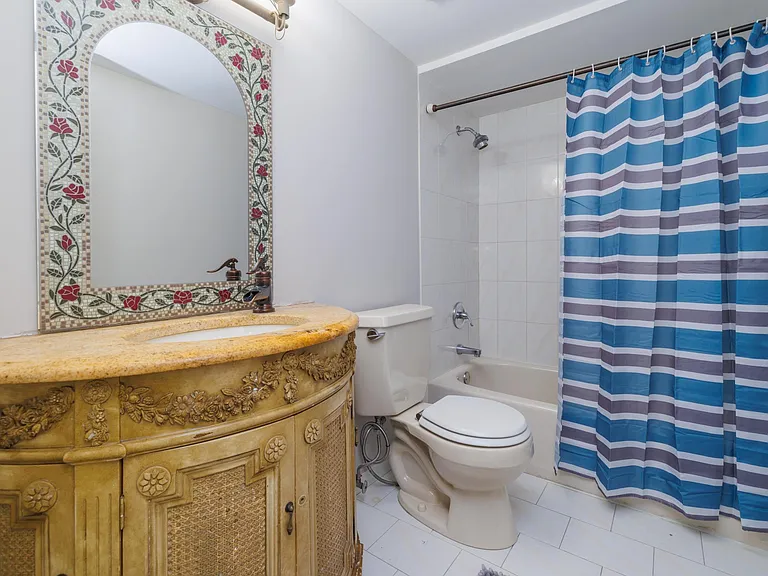 277 W Broadway #UPPER — Photo 16