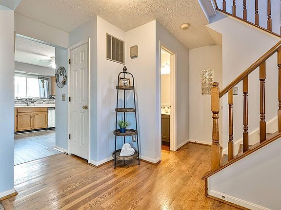 3rd image of 102 Hunters Hill Dr