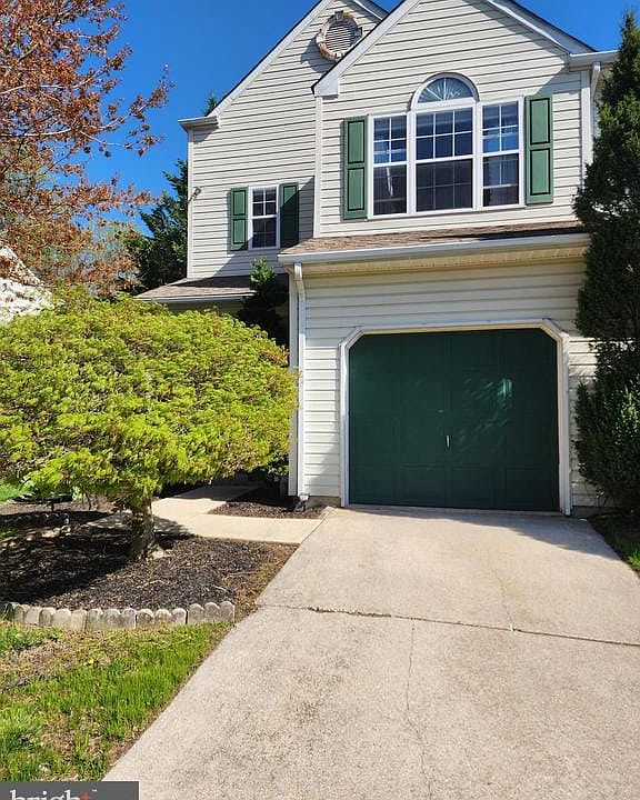 1st image of 922 Glackens Ln