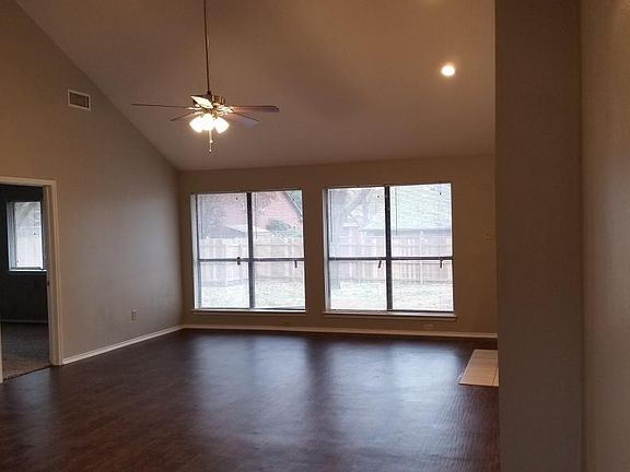 2nd image of 901 Worthington Dr