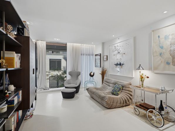 242 Rue Young #203, Montreal, QC H3C 0R7