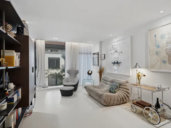 242 Rue Young #203, Montreal, QC H3C 0R7