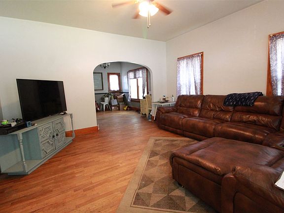 4th image of 106 NE 8th St