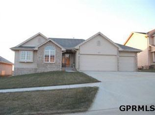 605 Pearl St, Elkhorn, NE 68022