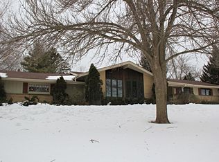 865 E Briar Ridge Dr, Brookfield, WI 53045