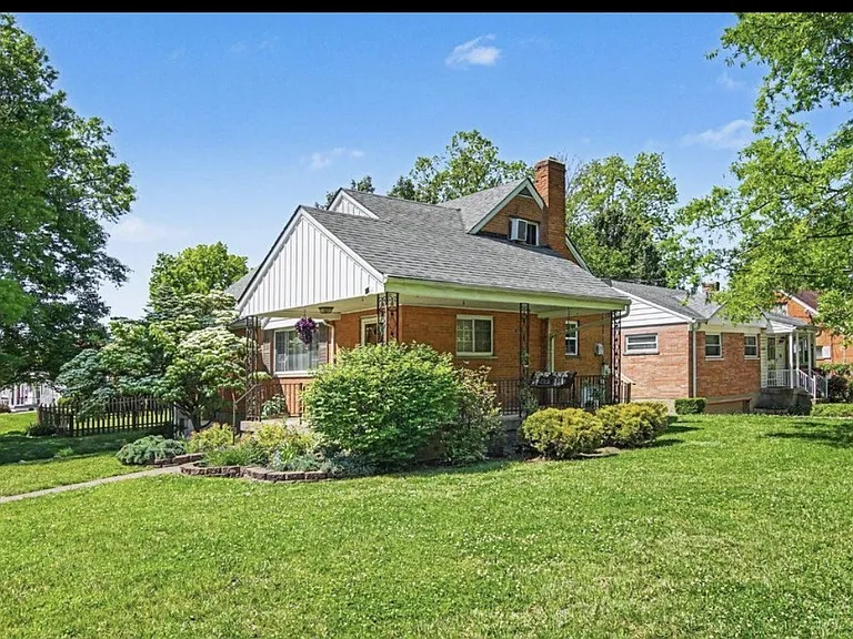 1005 Archland Dr — Photo 2