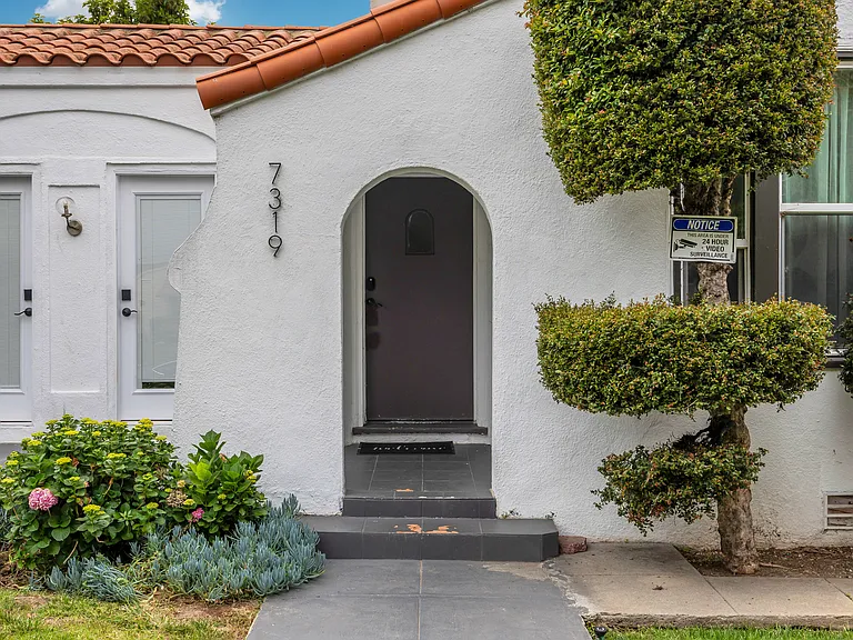 7319 S Hobart Blvd — Photo 13