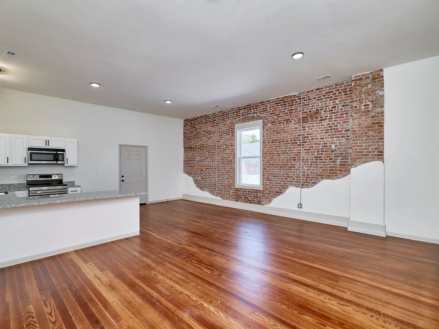 2 bed, 1100 sqft, $1,550 — Photo 2