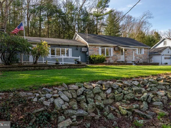 127 Molleystown Rd, Pine Grove, PA 17963