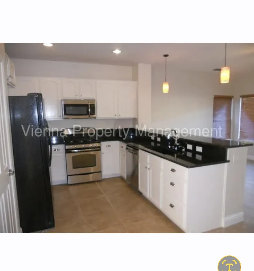 3 bed, 2.5 bath, 1810 sqft, $2,795 — Photo 3