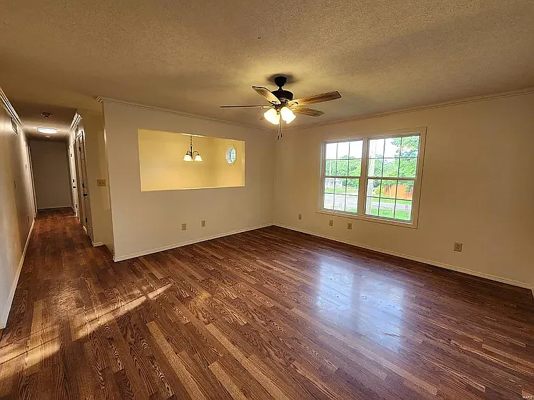 4 bed, 2100 sqft, $1,999 — Photo 4