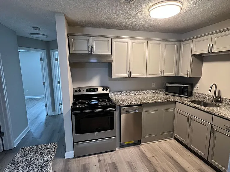 415 W 10th St — Photo 1