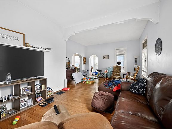 5th image of 1003 N Lee St