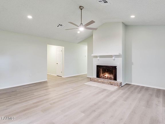 4th image of 133 Longfellow Dr