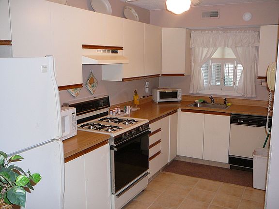3rd image of 650 E Greenwich Ave #405