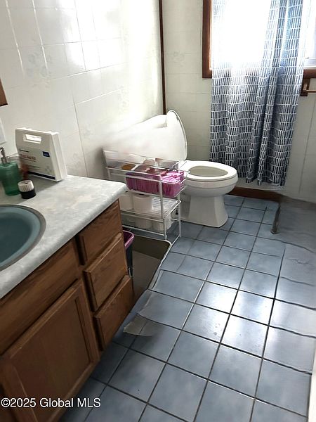 3rd image of 32 Robin Road