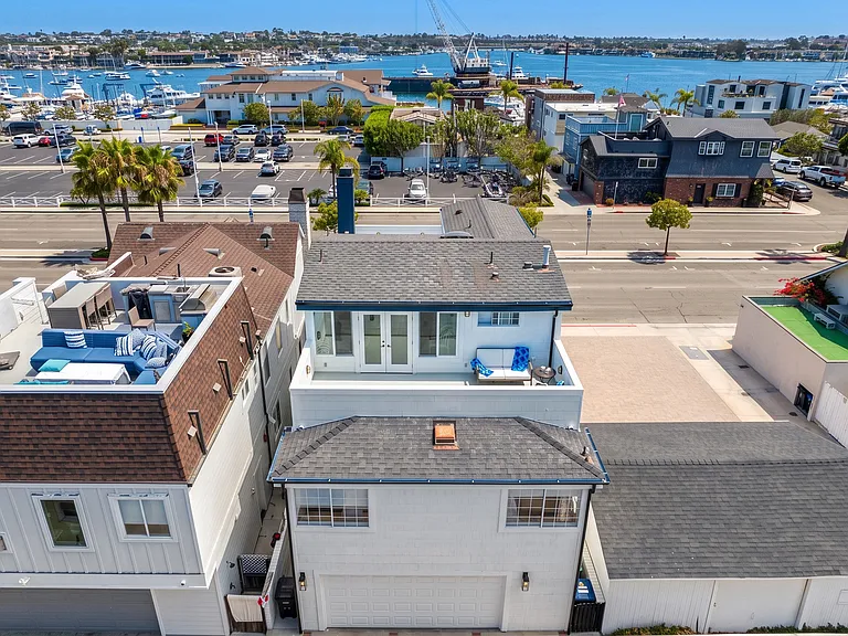 709 W Balboa Blvd — Photo 62