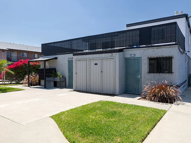 Valle at 9061 Kenwood — Photo 7
