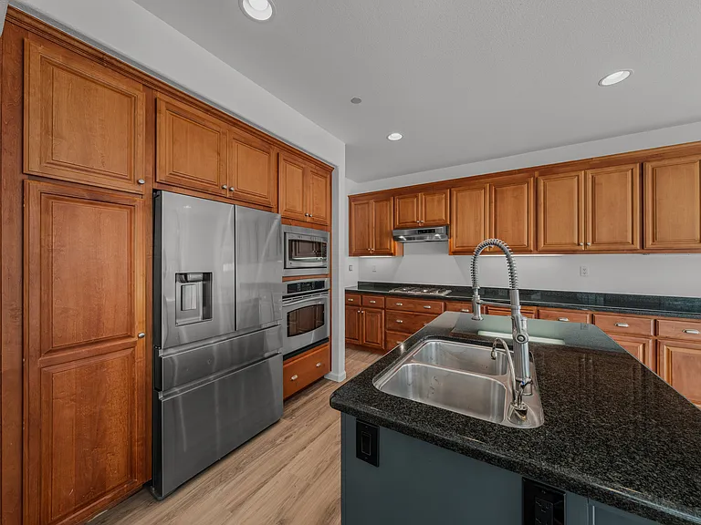 100 Portsmouth Dr — Photo 17
