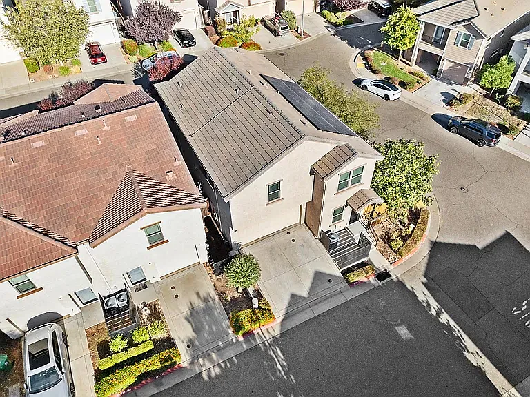 663 Addison Ln — Photo 6