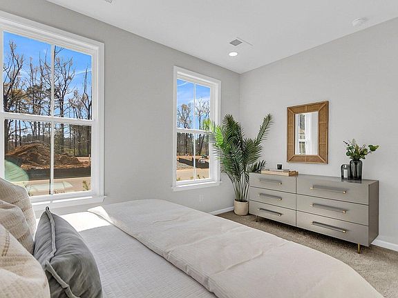 5th image of 733 Alma Square Dr