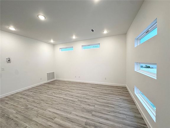 3rd image of 891 Boardwalk Ave