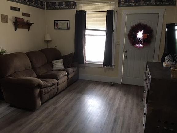 5th image of 703 S Worth St