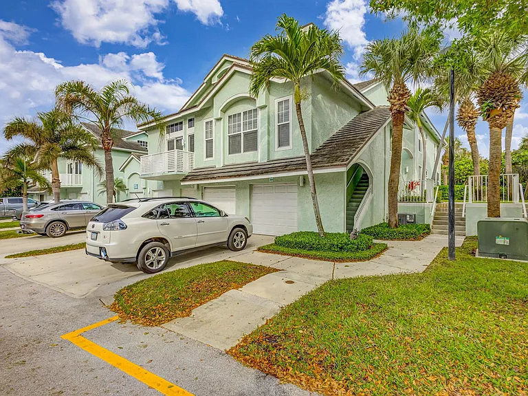 207 Mainsail Cir — Photo 1