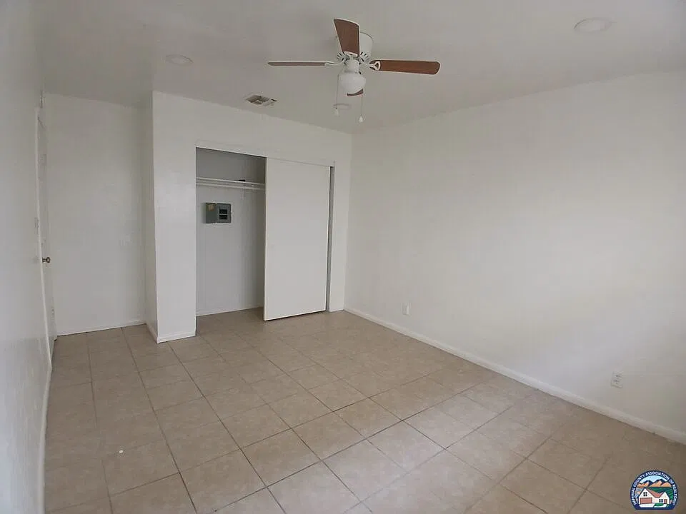 2 bed, 1.0 bath, 3000 sqft, $1,100 — Photo 4