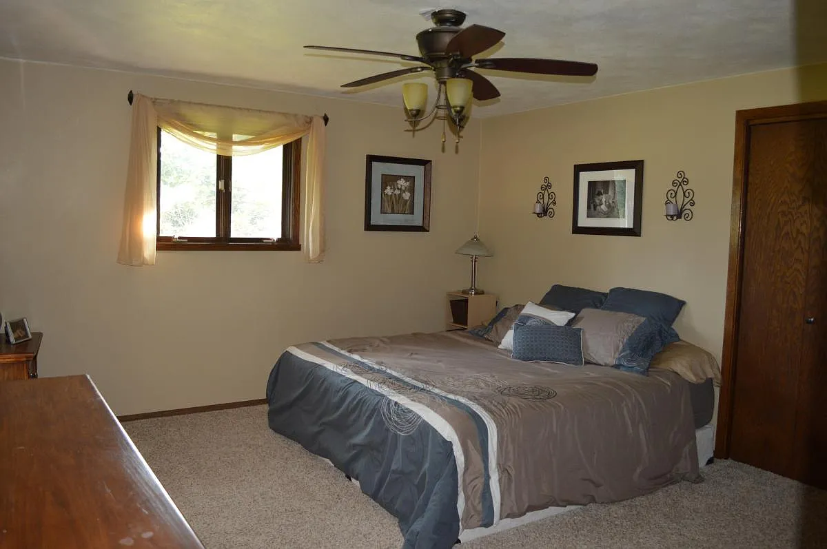 4 bed, 2750 sqft, $2,200 — Photo 3