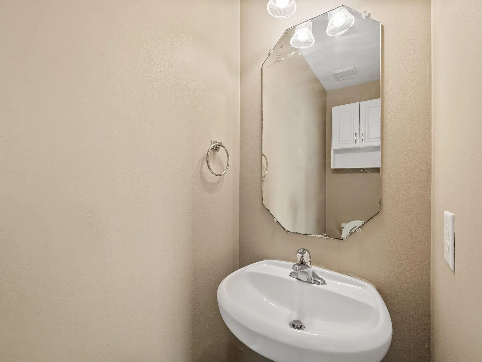 3 bed, 2.5 bath, 1645 sqft, $1,850 — Photo 3