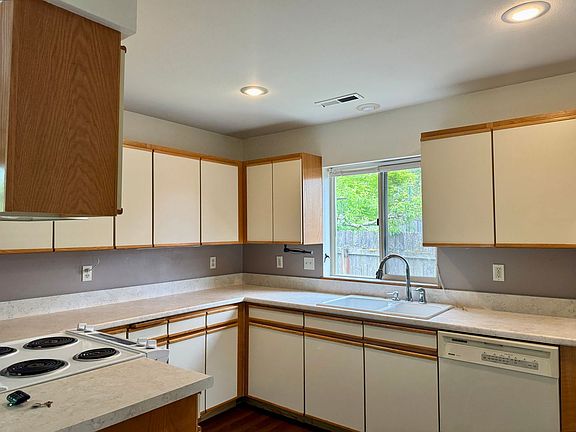 3rd image of 19850 Mosjon Cir NE