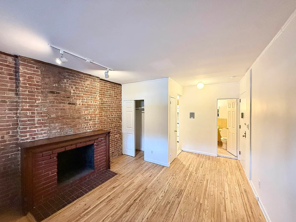 Building Photo - 114 W 76th St #BF