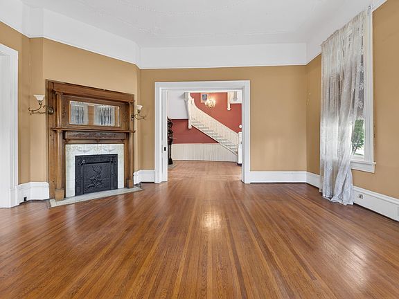 11th image of 214 South St E