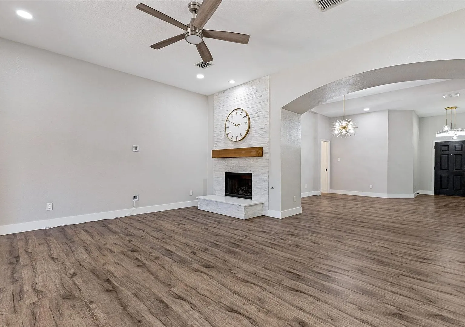 1535 Sandlewood Dr — Photo 2